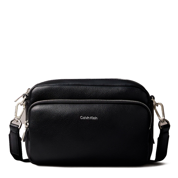 Calvin Klein Sac bandoulire style appareil photo avec logo texture graine - U Noir- Ref 81 €